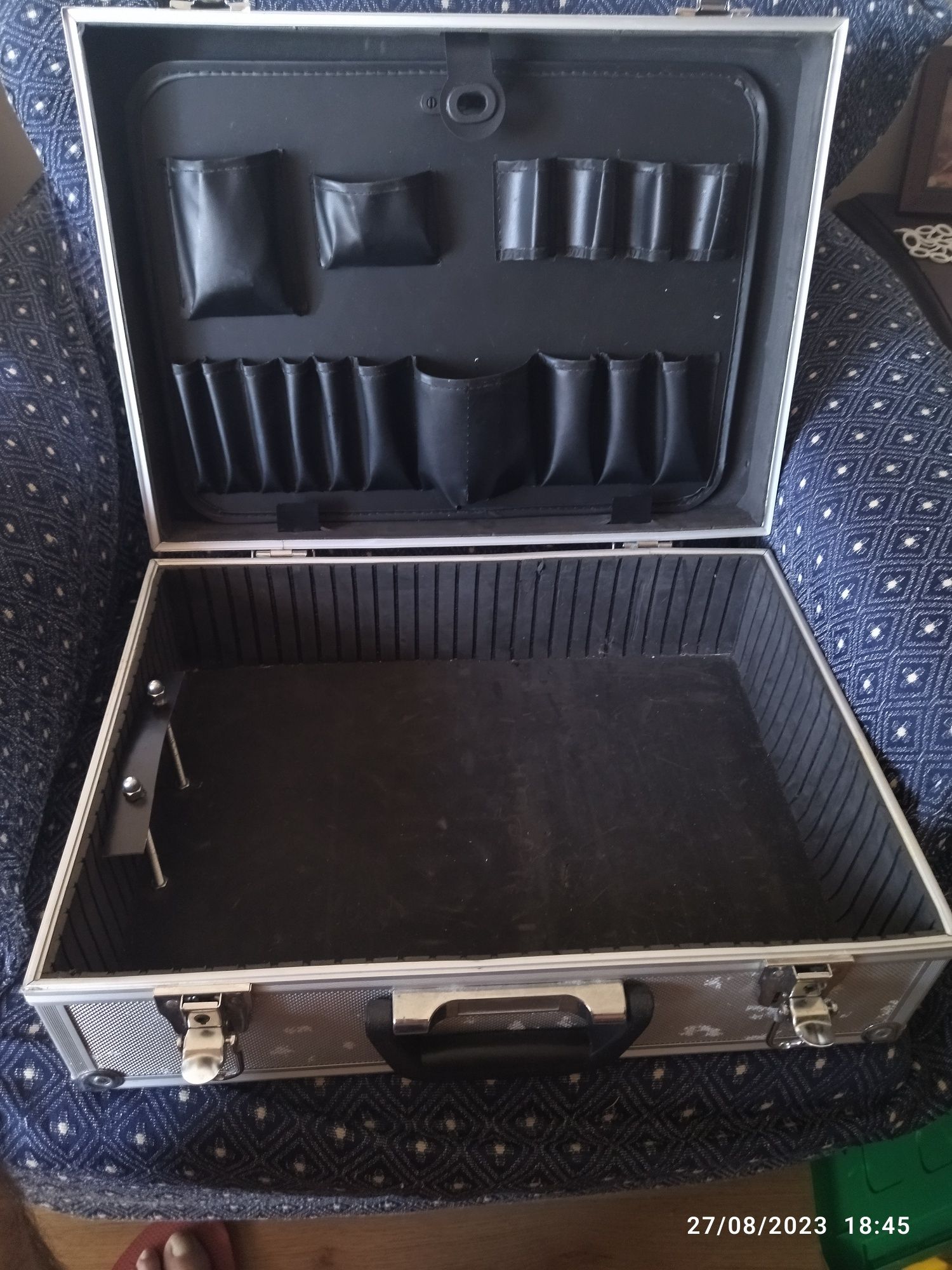 Mala de ferramenta em aluminio como nova para venda