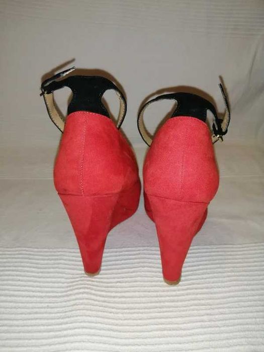 Czerwone koturny Zara