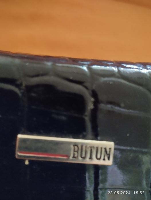 Продам кожаную визитнтцу