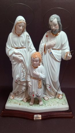 Sagrada Família em Biscuit e pintado com traços de ouro