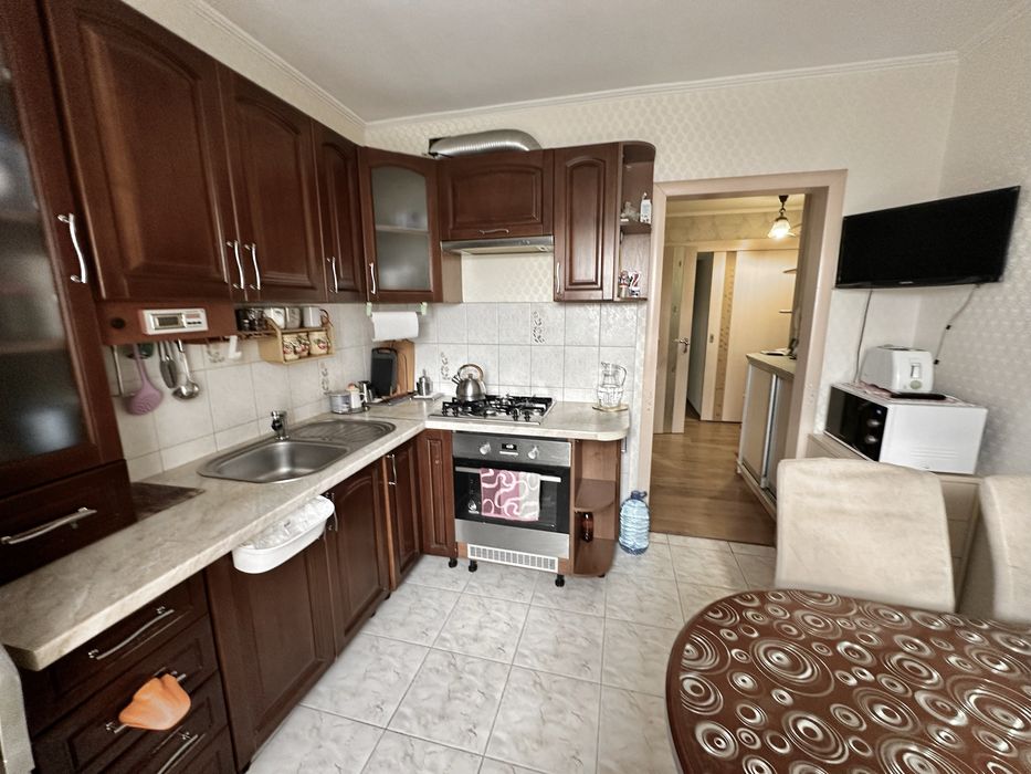 Продаж затишної 2 кімнатної квартири на Митниці