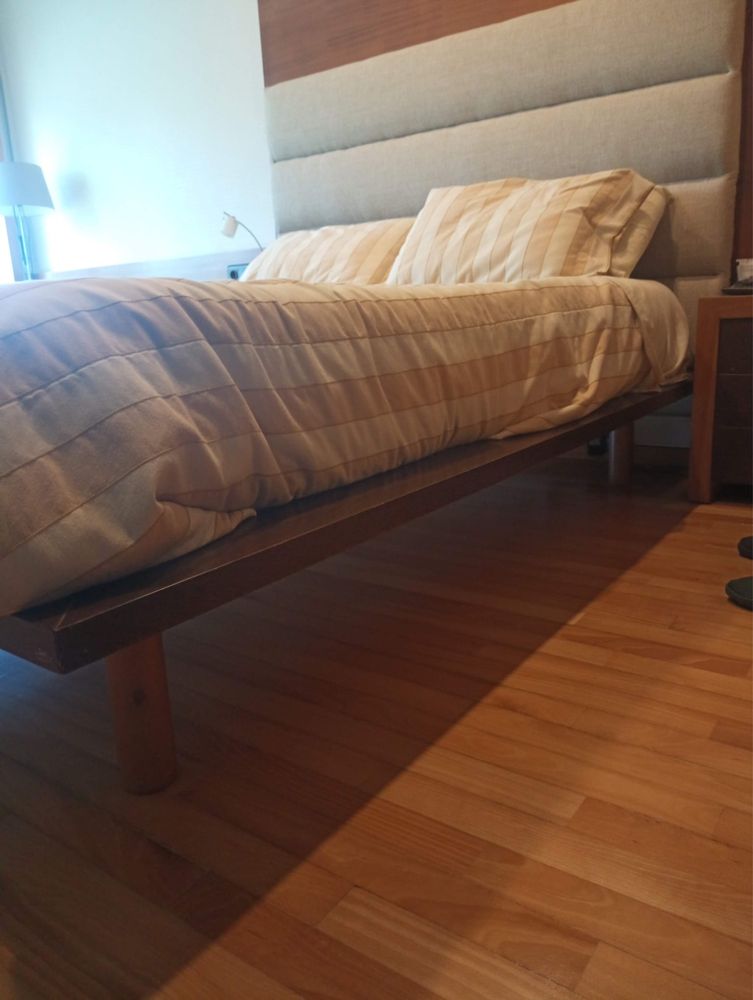 Vendo cama de Casal , mesinhas cabeceiras e Cabeceira de cama