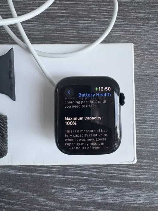 Idealny zegarek Apple Watch SE niebieski 44 mm