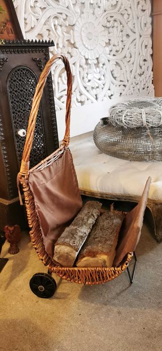 Wiklinowy kosz na drewno kominkowe