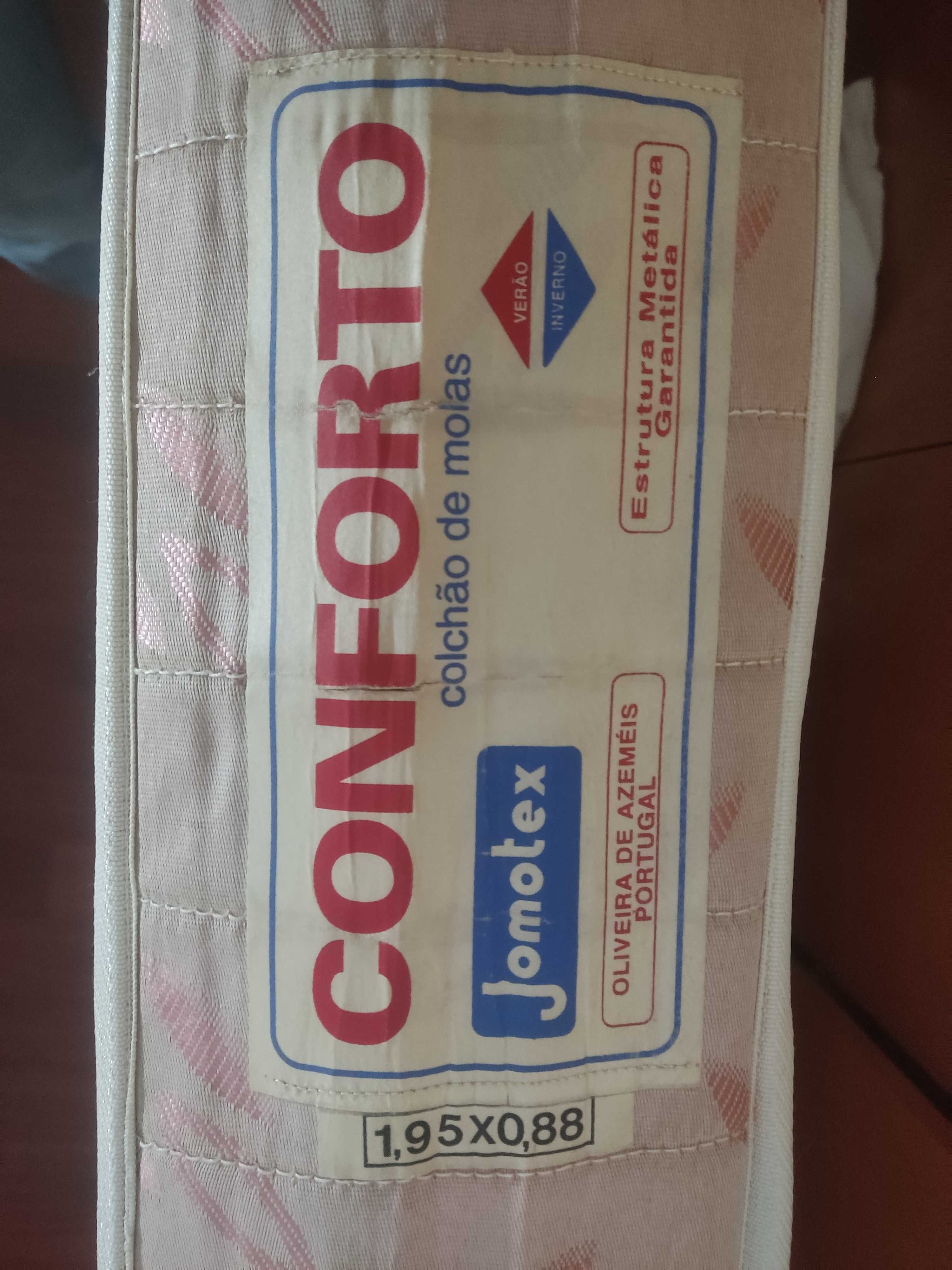 Cama de solteiro branco com colchão incluído