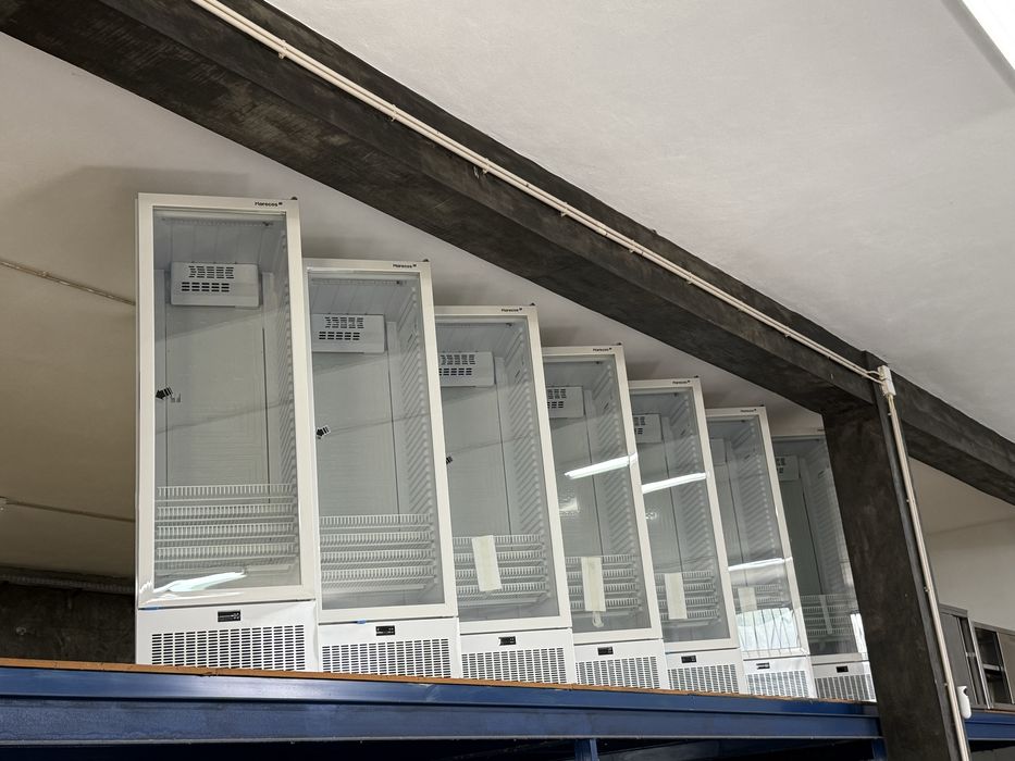 Vitrines  Verticais NOVAS Várias  Fazemos intalação