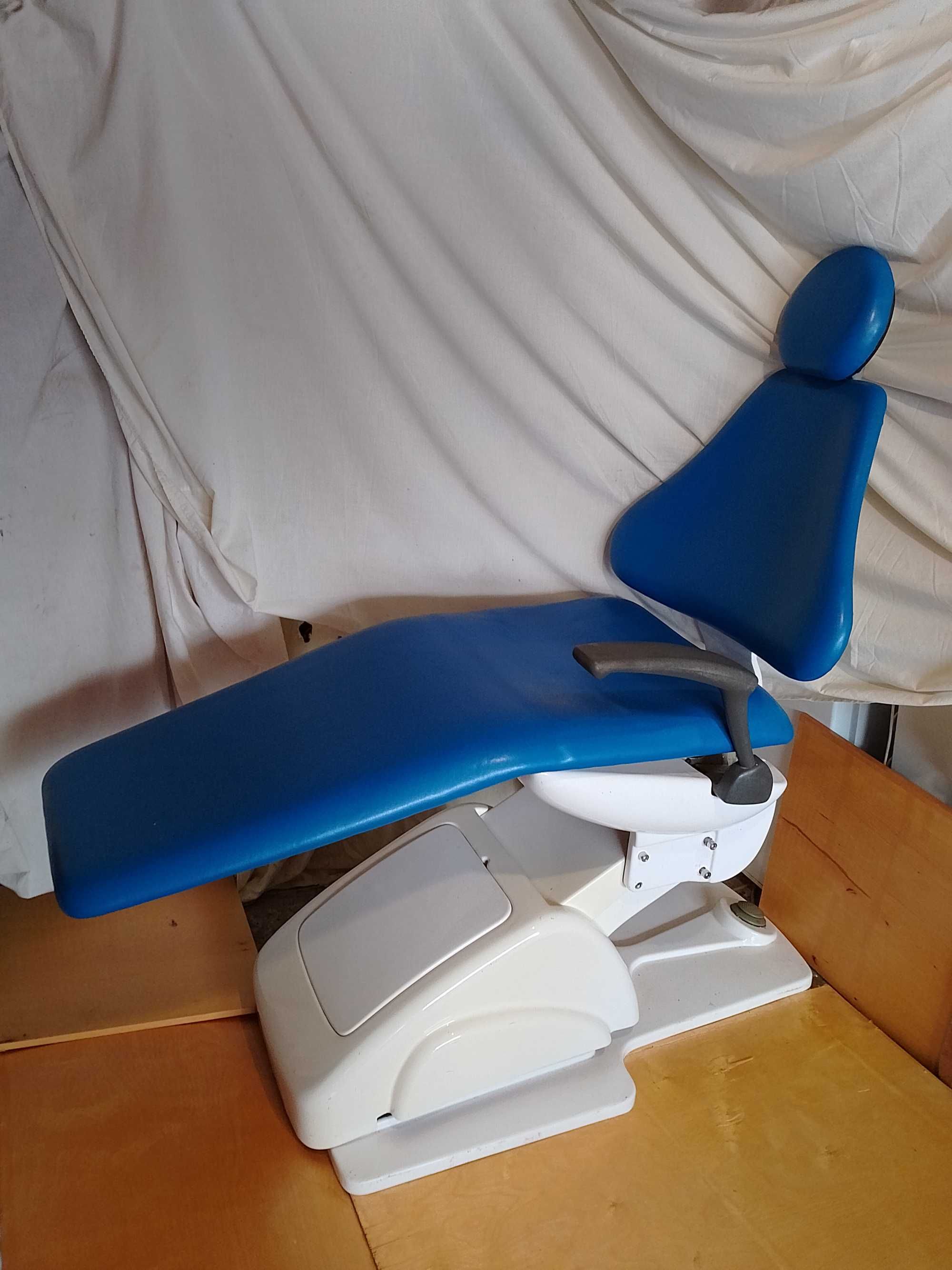 Стоматологічне крісло лікаря Azimut - 200