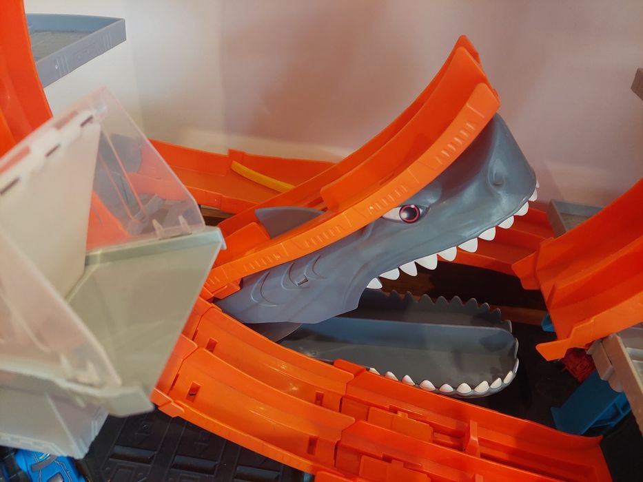 Pista Hotwheels Ultimate Garage Tubarão em perfeito estado