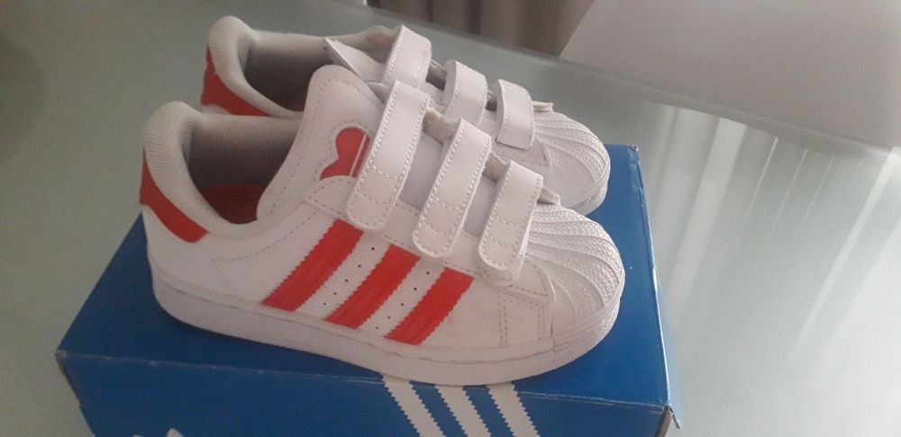 Tênis Adidas menina modelo super star, como novos.