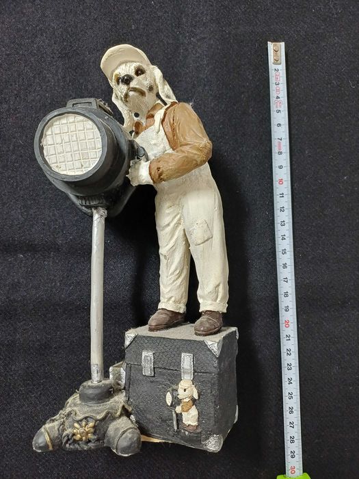 Estatueta em resina de cão com holofote, semáforo ou farol