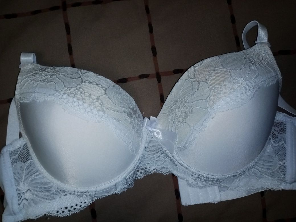 Продам бюстики чашка D