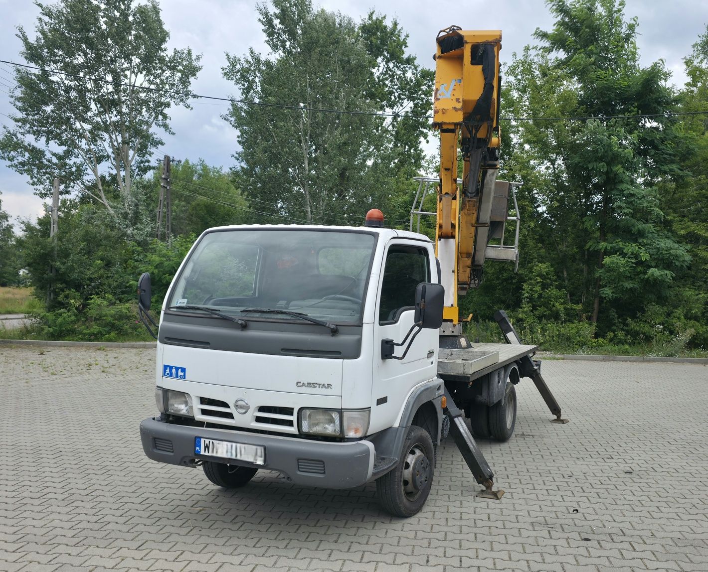 Podnośnik koszowy Nissan Cabstar 2005
