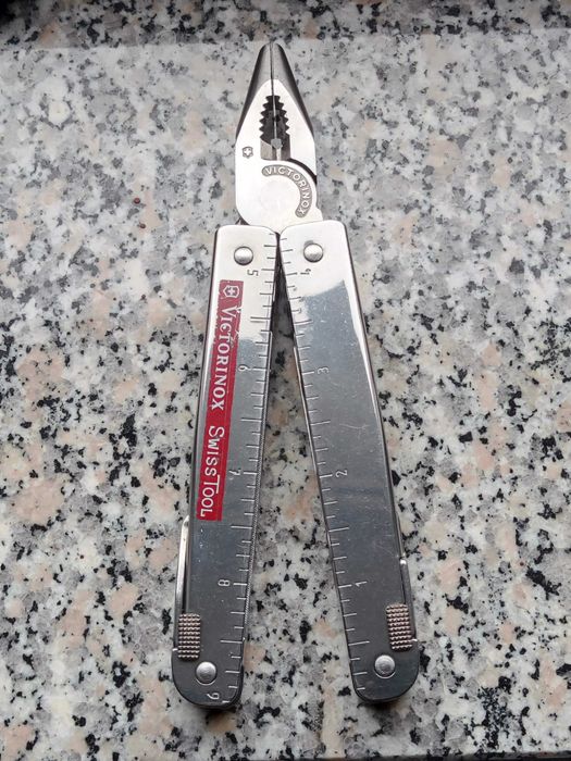 Multitool Victorinox SwissTool z etui