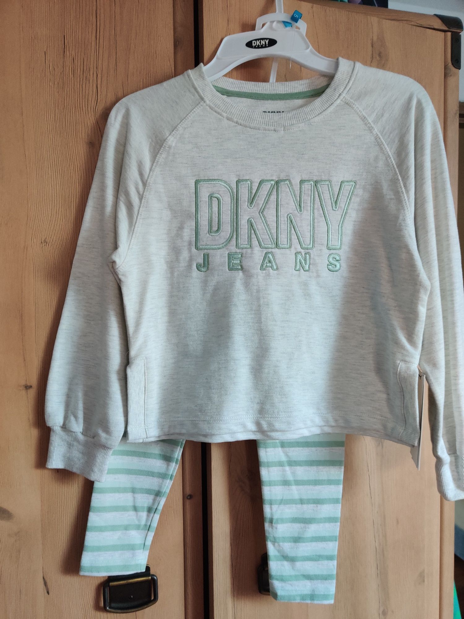Dres DKNY na 5 lat