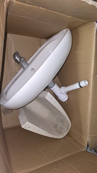 Umywalka z baterią i syfonem gotowa do podlaczenia