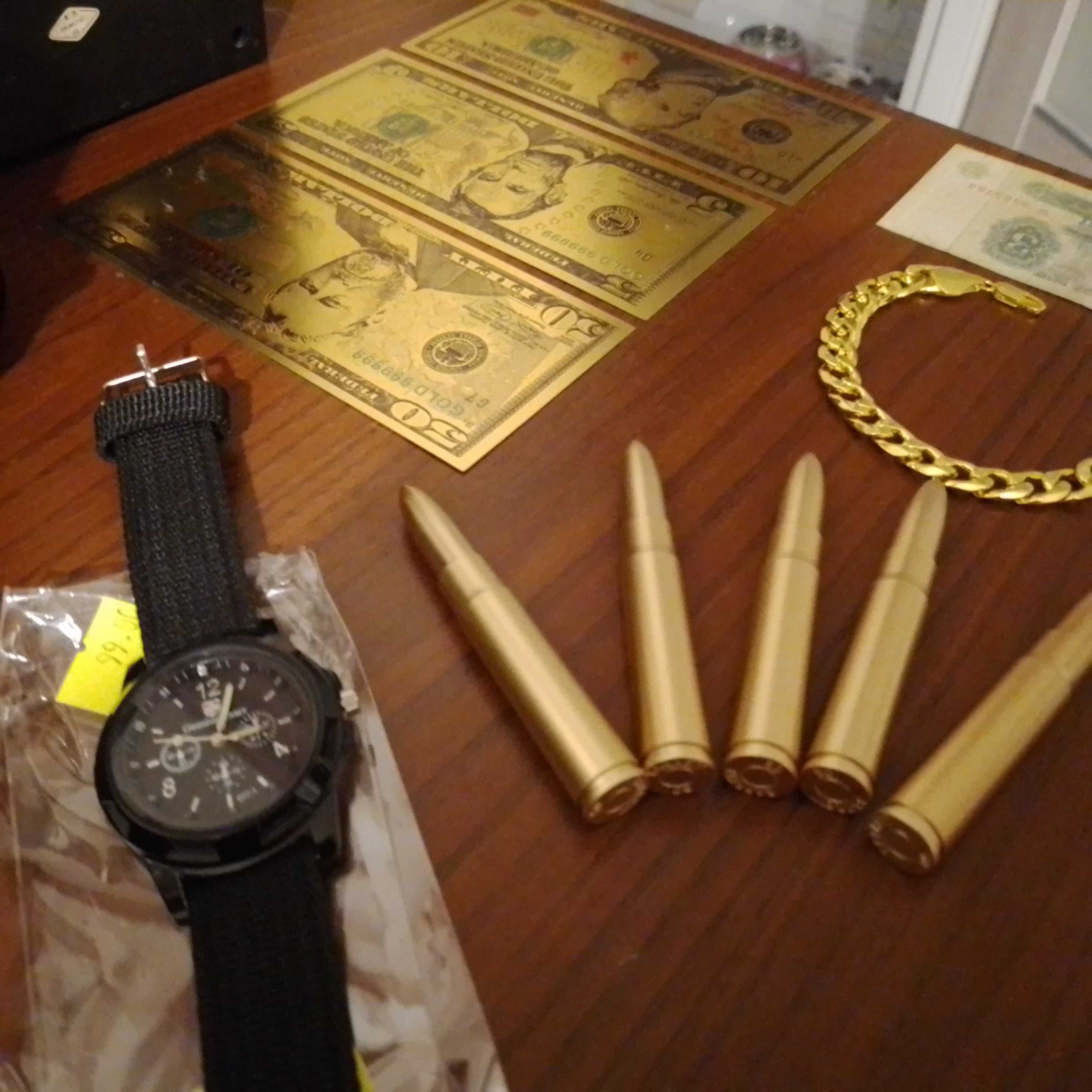 Bransoleta pancerka, banknoty pozłacane, zegarek militarny i inne