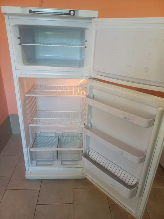Бесплатно доставлю.  Продам двухкамерный рабочий холодильник. Индезит