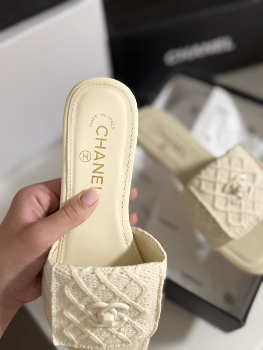 Шльопанці Chane** молочного кольору 36-39