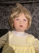 Porcelanowa Lalka ma sygnaturę z tyłu na szyji