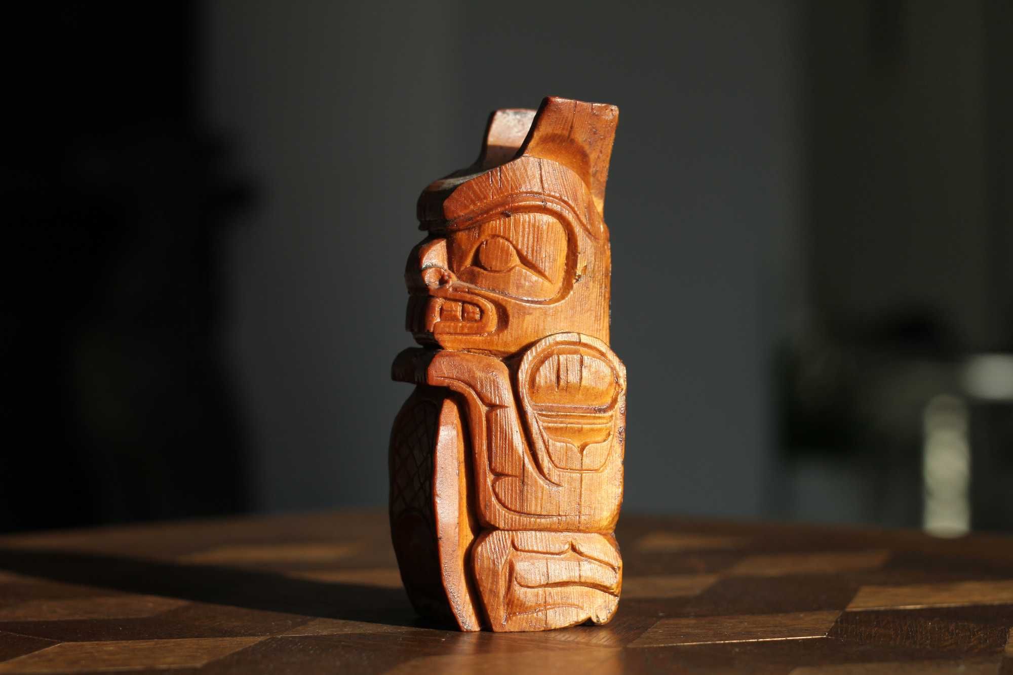Alaskan Tufflukk totem z drewna sygnowany stary 15 cm