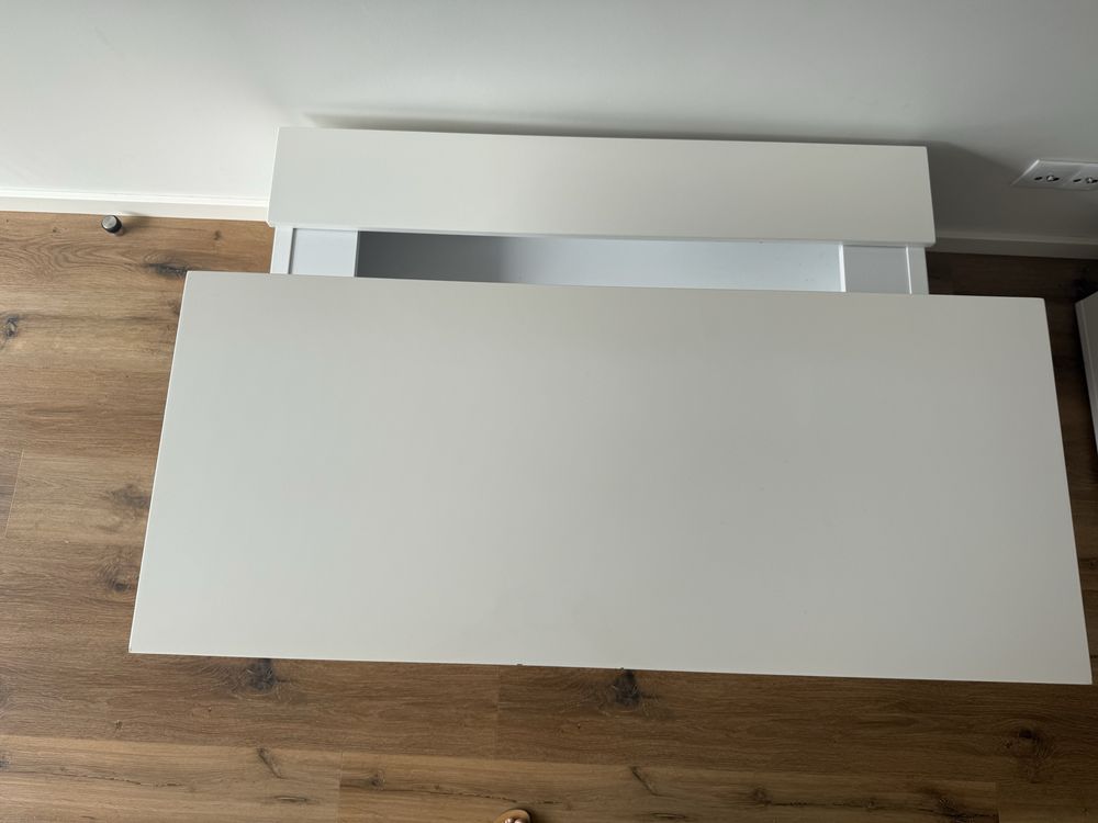 Mesa de centro branca com tampo elevatório