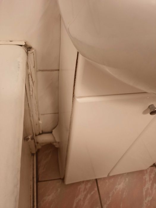 Szafka z umywalką i baterią