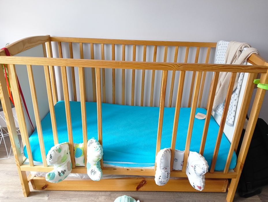 Łóżeczko drewniane z szufladą stan bardzo dobry + materac