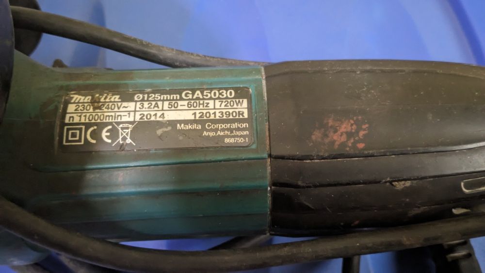 Болгарка Makita original GA5030 у робочому стані