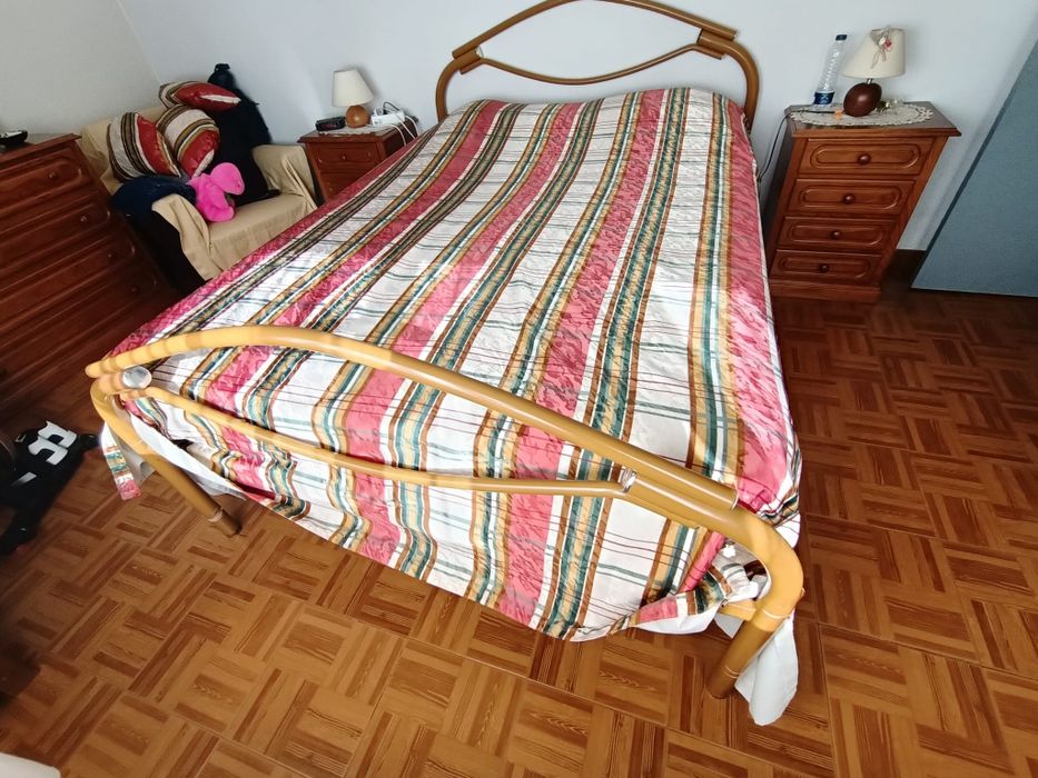 Cama de casal de ferro