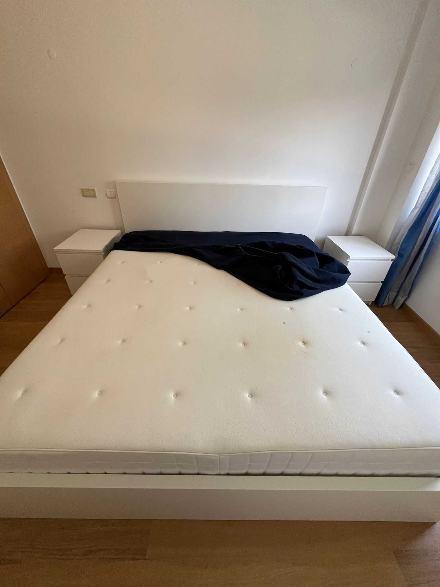 Cama, colchão e mesa de cabeceiras, valores separados