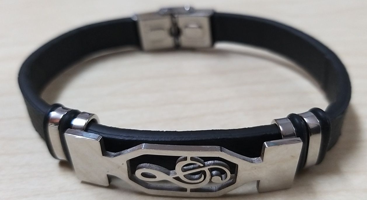 Pulseira de cabedal com nota de música.