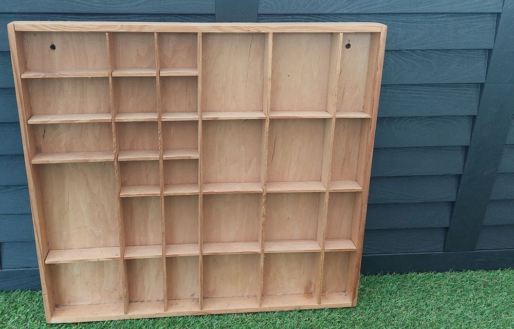 Pułka z przegródkami na figurki