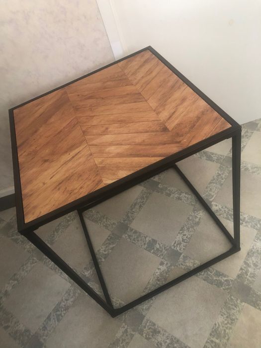 Mesa para apoio para quarto ou sala