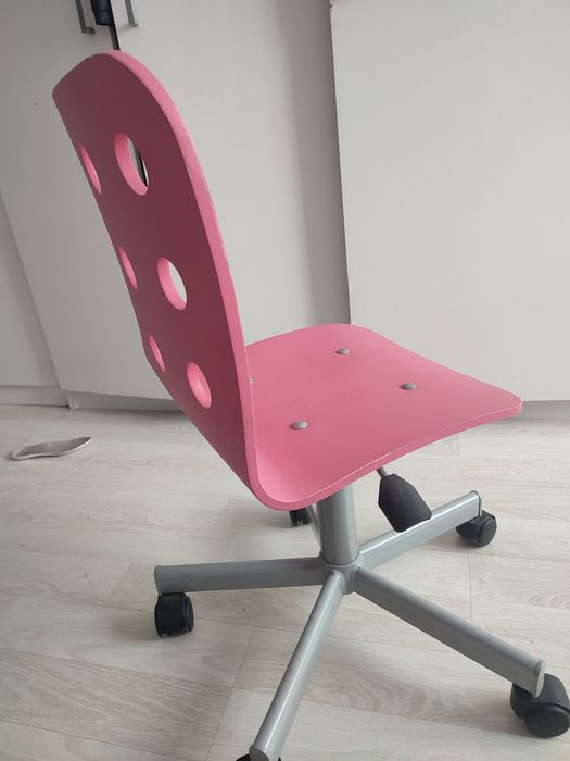 Różowe krzesło obrotowe do biurka