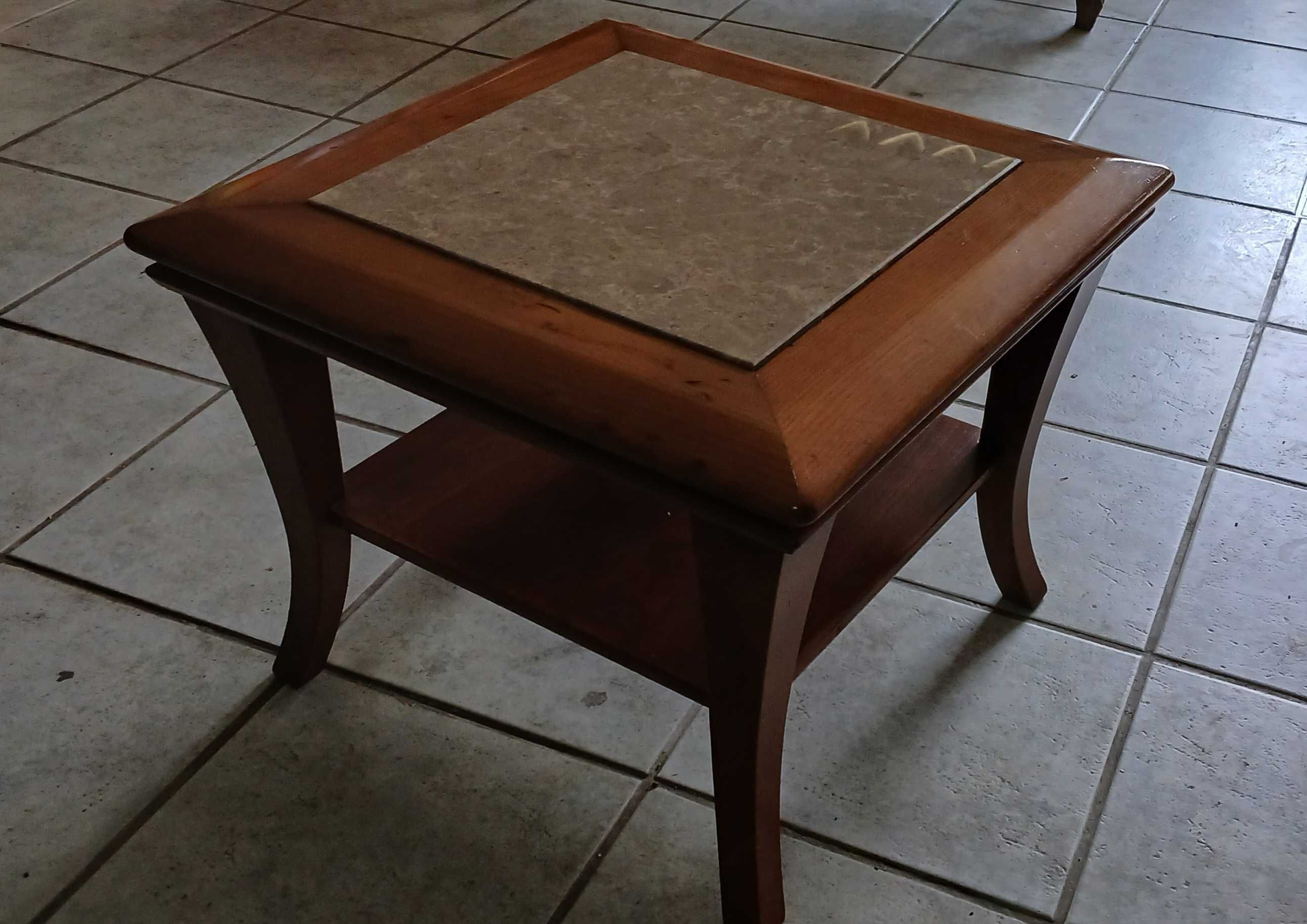 Mesinha de sala em madeira maciça