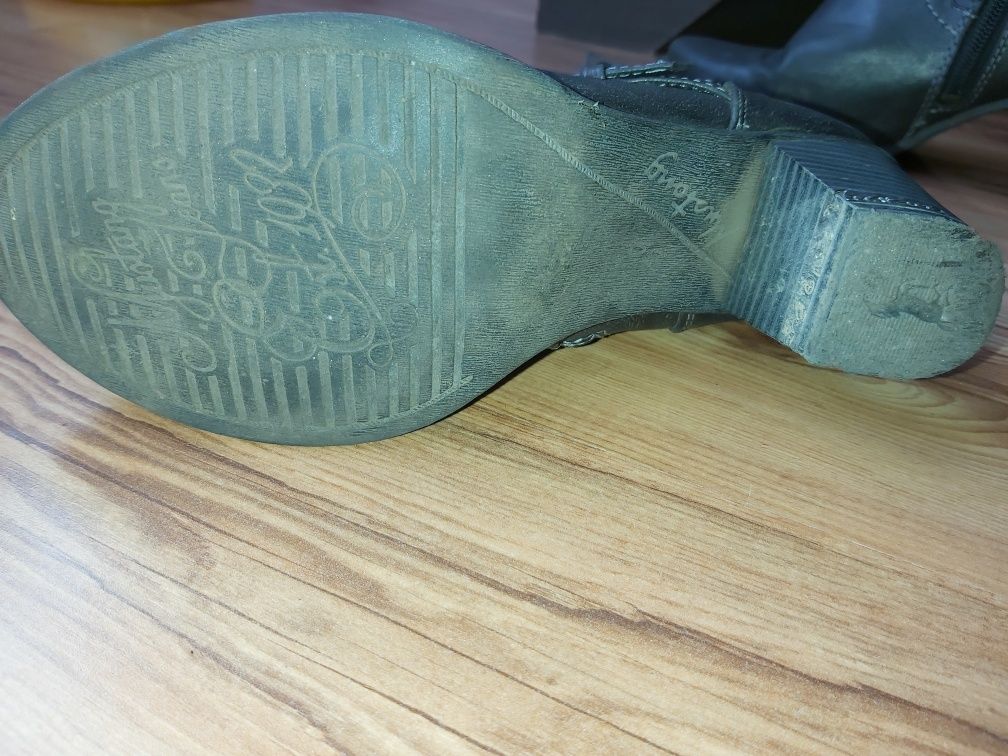 Buty "Mustang"cena 40 zł