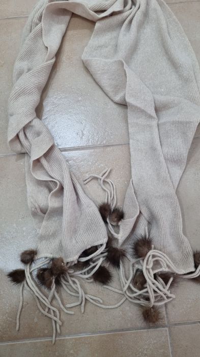 Cachecol beje e castanho