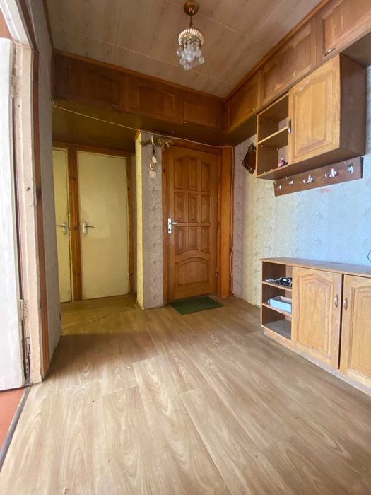 Продам 4-х  квартиру  на Польовій в цегляному будинку на 2-му поверсі