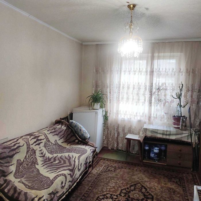 Комната для женщины на Победе-2.  Коммунальные услуги входят в цену