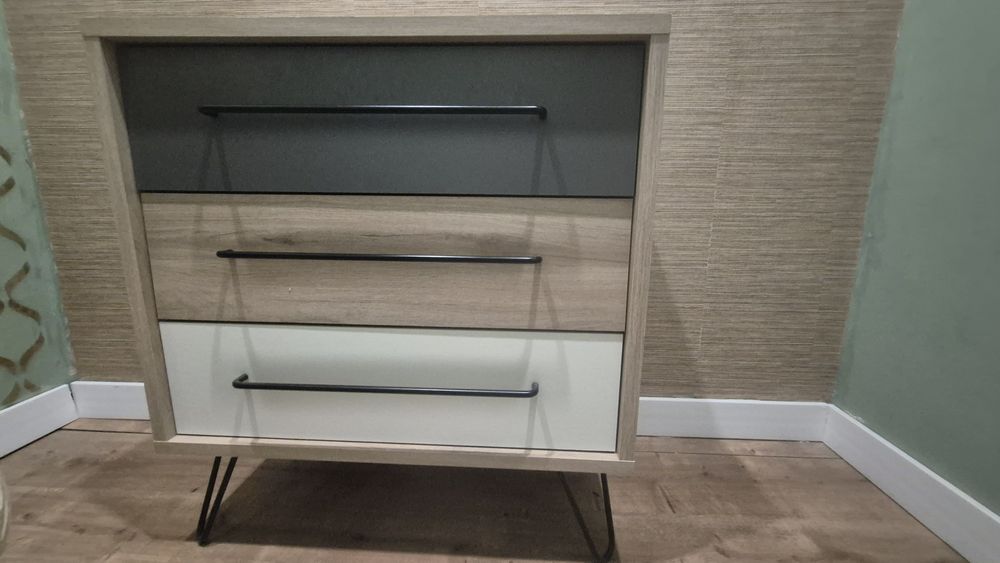 Cómoda nova com 3 gavetas