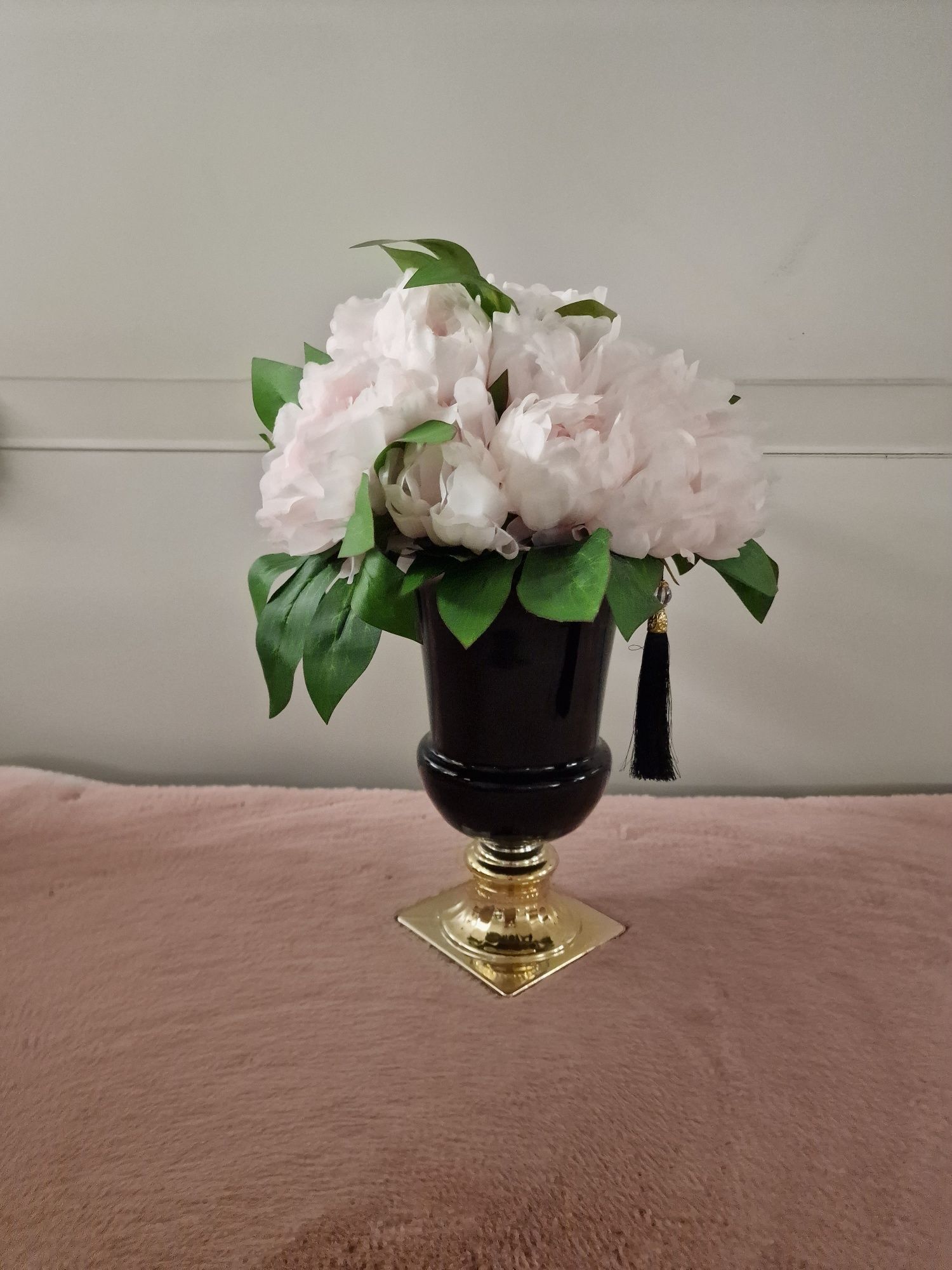 Dekoracja różowe peonie w kielichu
