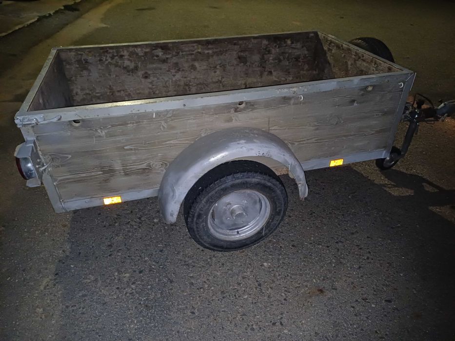 Atrelado  com travão de inércia