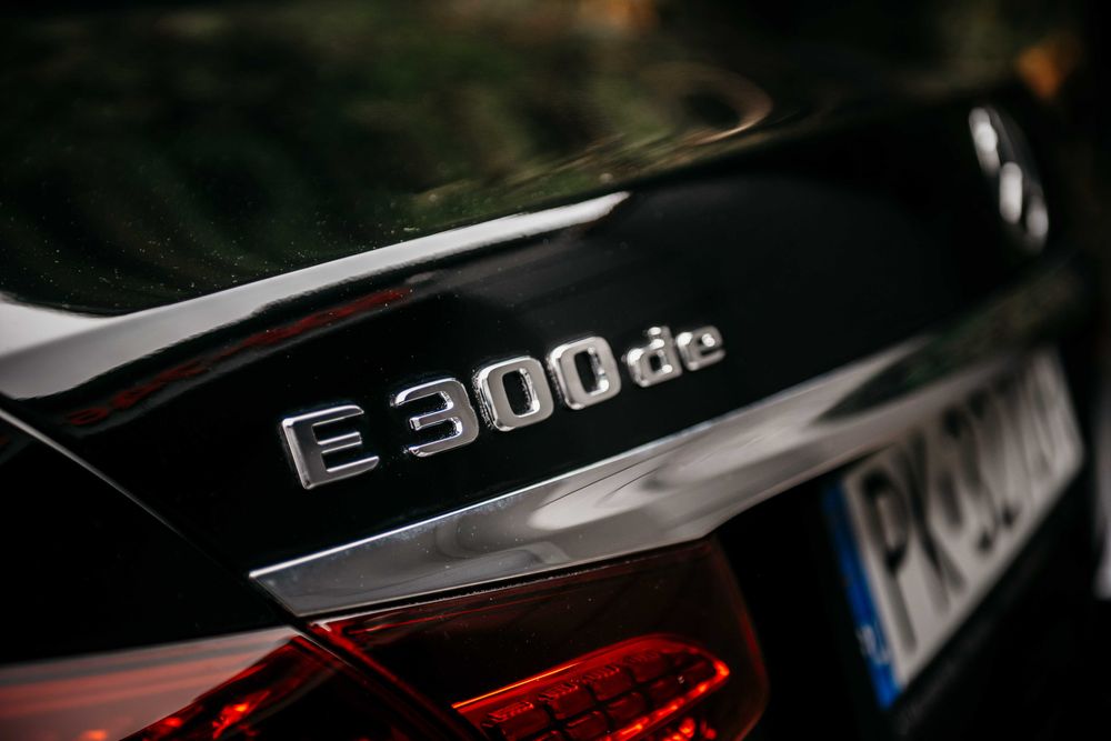 Auto do ślubu Mercedes E klasa czarna limuzyna Kalisz Ostrów