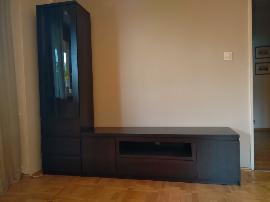 Komoda RTV + witryna- podświetlana + półka . Komplet - ciemny brąz.