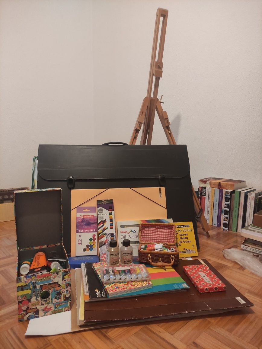 Kit artístico com vários materiais e cavalete ajustável