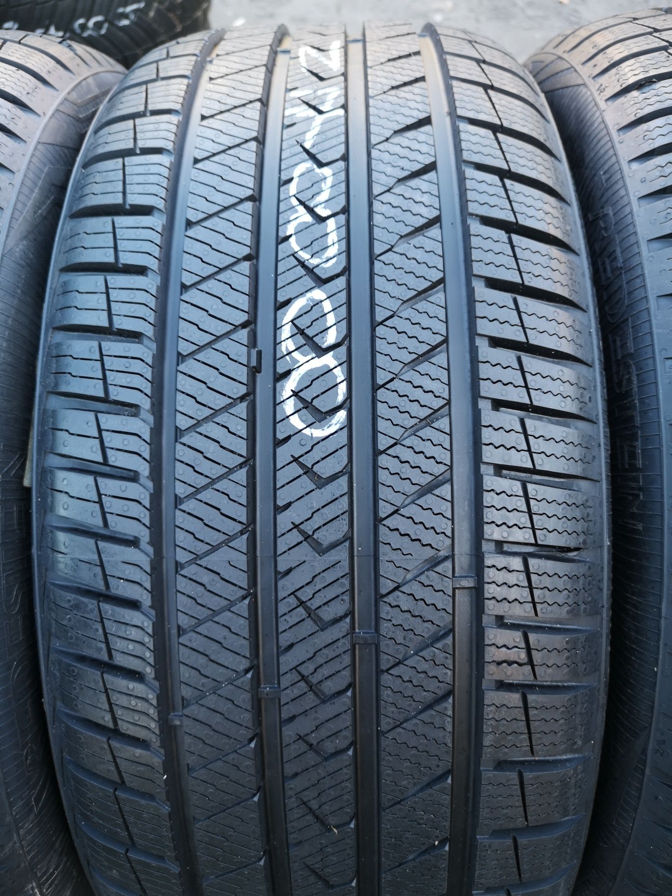 Nowe opony wielosezonowe 235/40/19 Vredestein Quatrac Pro 4szt 2023r