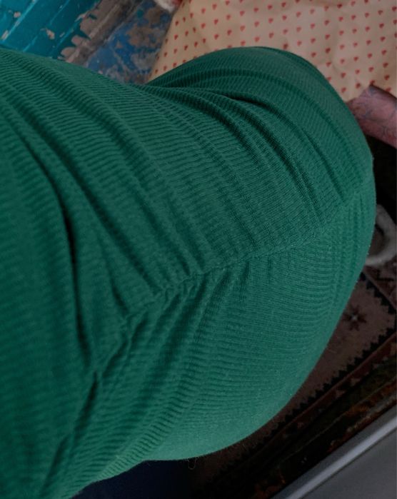 Сукня зеленого кольору зі стяжками по бокам