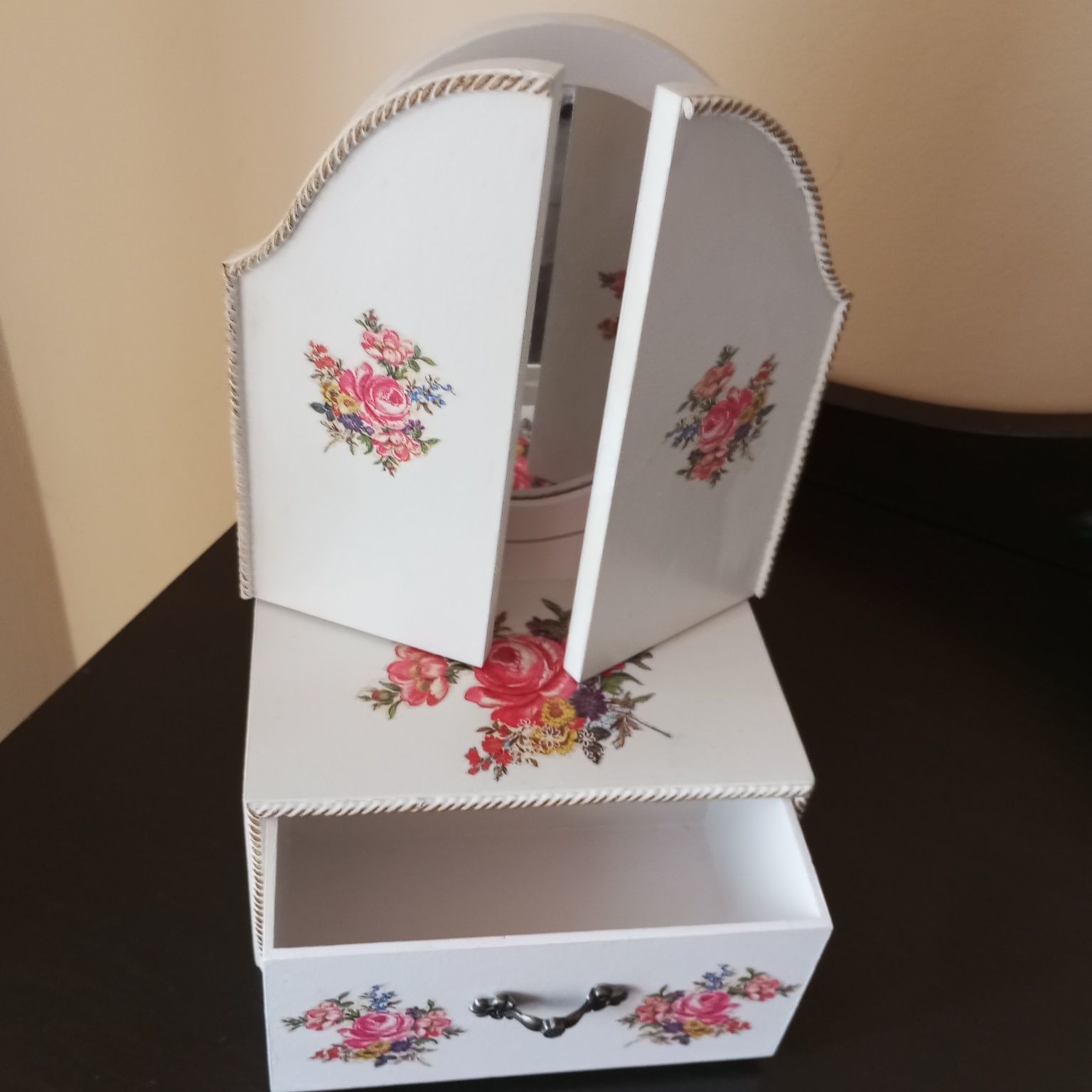 urocza mała toaletka z lusterkiem i drzwiczkami - retro vintage