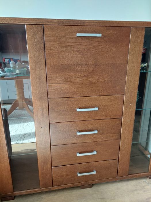 Komoda, witryna, regał z przeszkleniami.