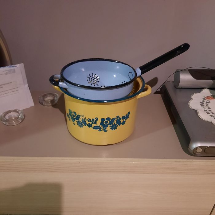 Duży garnek emaliowany sygnowany PRL plus sito